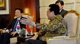 Ketua DPD RI Irman Gusman (kanan) menerima Gubenur Gyeonggi Republik Korea YM.Mr Nam Kung Pil (kiri) dan rombongan di Ruang Delegasi, Komplek Parlemen, Senayan, Jakarta, Senin (11/5/2015). (Liputan6.com/Andrian M Tunay)