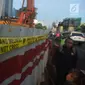 Garis polisi terpasang di lokasi yang membuat pipa gas bocor di depan Kantor BNN, Cawang, Jakarta, Kamis (15/3). Pipa gas milik PGN kembali bocor, diduga akibat pekerjaan proyek tiang pancang Light Rail Transit (LRT). (Merdeka.com/Imam Buhori)