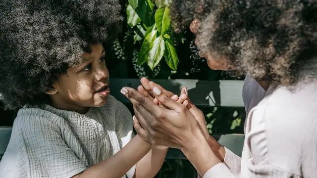 Cara Bijak Melatih Anak Mengungkapkan Perasaannya dengan Jelas dan Tenang