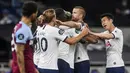 Para pemain Tottenham Hotspur merayakan gol ke gawang West Ham United pada laga Premier League di Stadion Tottenham Hotspur, Selasa (23/6/2020). Tottenham menang 2-0 atas West Ham. (AP/Neil Hall)
