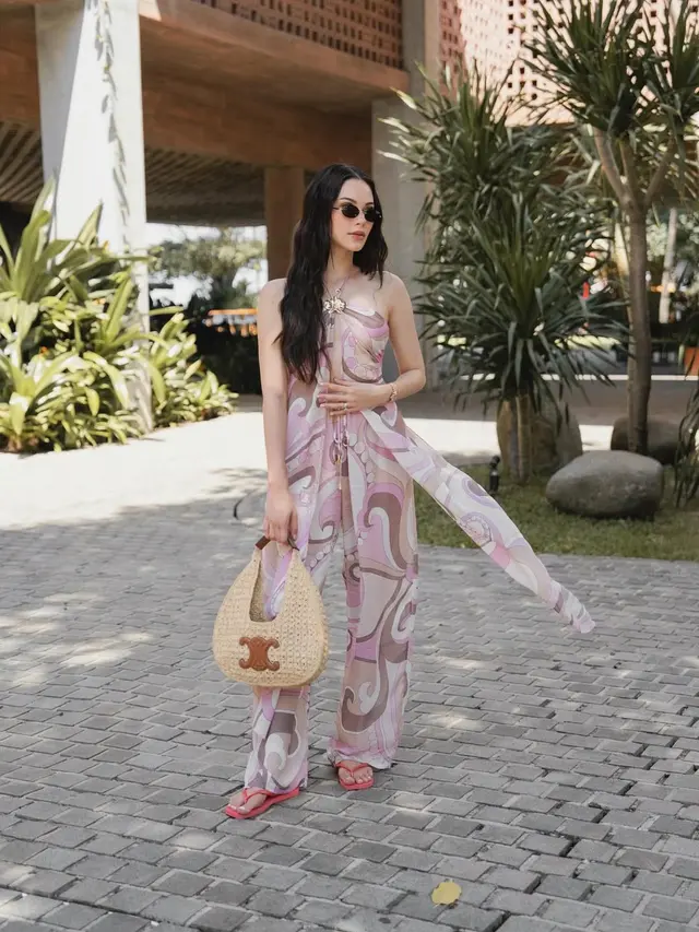 Potret Resort Wear Anggun ala Alyssa Daguise dengan Tas Raffia Rp29,5 Juta