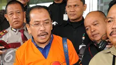 Mantan Wali Kota Makassar, Ilham Arief Sirajuddin menjawab pertanyaan wartawan usai menjalani pemeriksaan di gedung KPK, Jakarta, Selasa (28/7/2015). Ilham diperiksa sebagai tersangka dugaan korupsi kelola air PDAM Makassar. (Liputan6.com/Yoppy Renato)
