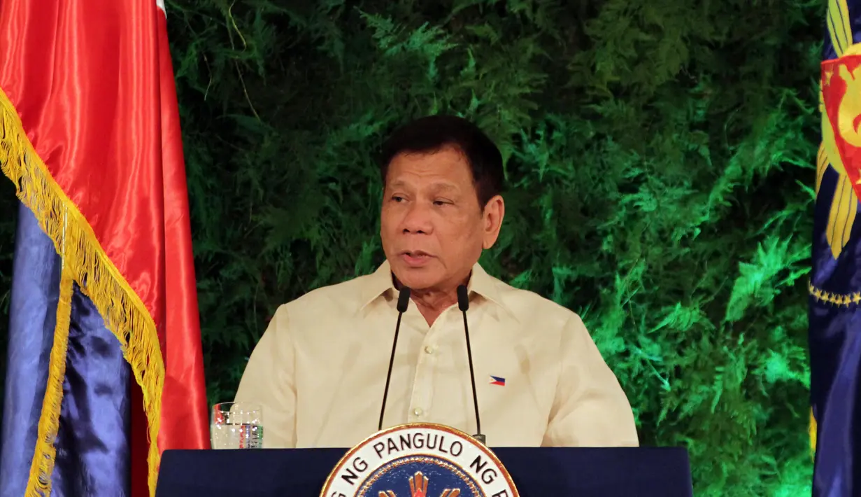 Presiden terpilih Filipina Rodrigo Duterte memberikan pidato usai dilantik di Istana Malacanang di Manila, Filipina, Kamis (30/6). Rodrigo mengatakan akan menerima mandat rakyat itu dengan kerendahan hati. (REUTERS/Erik De Castro)