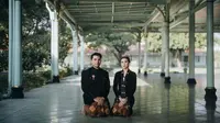 Foto prewedding yang diunggah menampilkan pose Aaliyah Massaid dan Thariq Halilintar di Puro Mangkunegaran Solo. Thariq Halilintar berbeskap hitam. (Foto: Dok. Instagram @aaliyah.massaid)