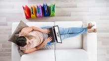 Ilustrasi pengguna e-commerce sedang belanja online/Shutterstock-Andrey_Popov.