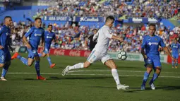 Striker Real Madrid, Cristiano Ronaldo, melepaskan tendangan ke gawang Getafe pada laga La Liga Spanyol Stadion Coliseum Alfonso Perez, Sabtu (14/10/2017). Real Madrid menang 2-1 atas Getafe. (AP/Paul White)