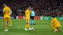 (kiri ke kanan)Pemain Wales Chris Mepham, Connor Roberts, dan Ethan Ampadu bereaksi usai melawan Belanda pada pertandingan sepak bola UEFA Nations League di Stadion De Kuip, Rotterdam, Belanda, 14 Juni , 2022. Belanda menang dengan skor 3-2. (AP Photo/Peter Dejong)