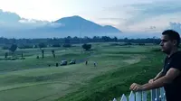 Gelandang Arema, Marcio Teruel, saat menikmati pemandangan di Padang Golf Araya, Malang. (Bola.com/Iwan Setiawan)