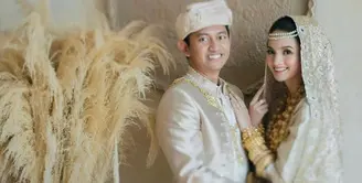 Setelah bagikan prewedding dengan adat Jawa, kini Belva Devara dan Sabrina Anggraini tampil menawan dalam balutan busana adat Minang. (Instagram/sabrinaanggraini).