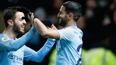 Gelandang Manchester City, Riyad Mahrez (kanan) berselebrasi dengan Bernardo Silva usai mencetak gol ke gawang Watford pada lanjutan Liga Inggris di stadion Vicarage Road (4/12). City menang tipis atas Watford 2-1. (AP Photo/Frank Augstein)