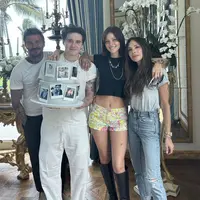 Nicola Peltz sudah menjadi bagian dari keluarga Beckham. Pesonanya begitu memukau dengan gaya fashion yang luar biasa. [Foto: Instagram/ Victoria Beckham]