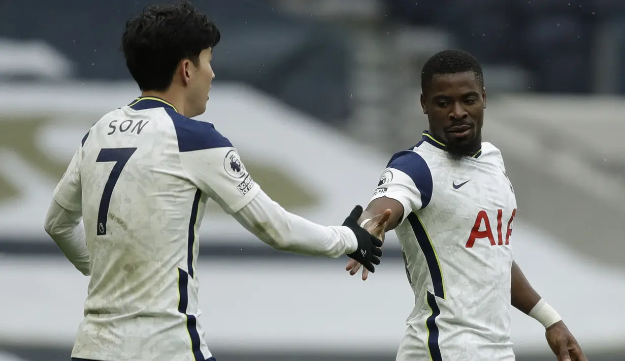Serge Aurier. Pemain asal Pantai Gading yang awal musim 2021/2022 ini mulai memperkuat Villarreal usai 4 musim berseragam Tottenham Hotspur sejak 2017/2018, dilahirkan 24 Desember 1992 di Ouragahio jelang perayaan Natal. Ia sendiri tak merayakan Natal karena menganut Islam. (AFP/Pool/Matt Dunham)