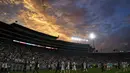 Para pemain Real Madrid dan AC Milan meninggalkan lapangan saat jeda pertandingan eksibisi Soccer Champions Tour  di Pasadena, California, Senin 24 Juli 2023). (AP Photo/Ashley Landis)