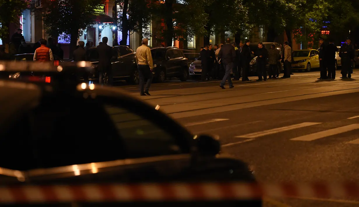 Petugas kepolisian mensterilkan lokasi penyanderaan di sebuah bank di timur Moskva, Rusia, Rabu (18/5) malam. Pelaku sempat menyandera enam orang yang terdiri dari empat nasabah dan dua karyawan, sebelum akhirnya ditembak mati. (Vasily Maximov/AFP)