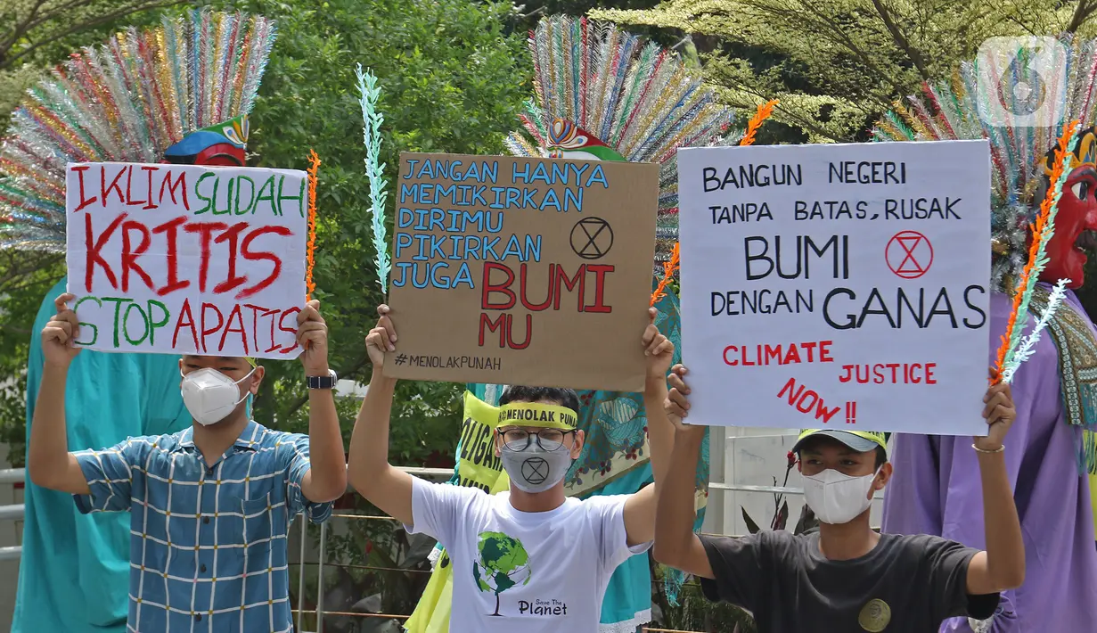 Beragam poster dalam aksi di Dukuh Atas, Jakarta, Minggu (26/9/2021). Aksi bertemakan "Tolak Bala, Stop Bencana" ini untuk menyerukan kepada pemerintahan Presiden Joko Widodo dan parlemen Indonesia agar segera menghentikan ketidakbijakan dalam menghadapi krisis iklim (Liputan6.com/Herman Zakharia)