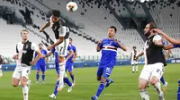 Striker Juventus, Cristiano Ronaldo, menyundul bola saat melawan Sampdoria pada laga Serie A di Allianz Stadium, Turin, Senin (27/7/2020). Kemenangan 2-0 ini membuat juventus mengunci gelar juara Serie A musim 2019-2020. (AP Photo/Antonio Calanni)