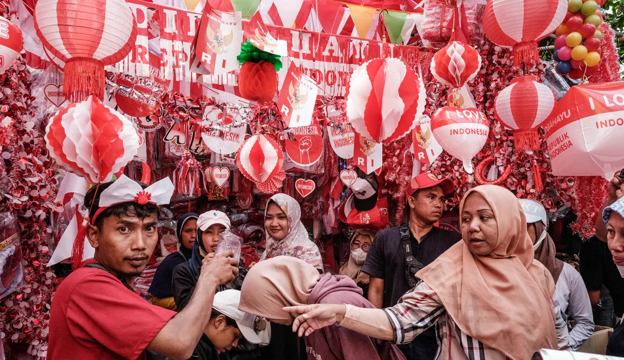 Orang-orang membeli dekorasi dengan warna bendera nasional Indonesia, Merah-Putih, di Jakarta pada Minggu 11 Agustus 2024. (Yasuyoshi CHIBA/AFP)