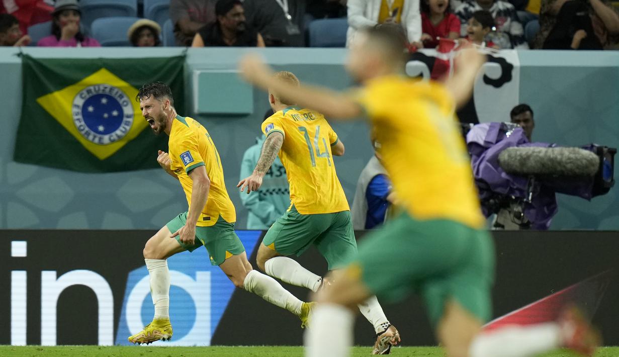 <p>Selebrasi sejumlah pemain timnas Australia usai Mathew Leckie (kiri)&nbsp;menjebol gawang Denmark dalam pertandingan Grup D Piala Dunia 2022 melawan timnas Denmark yang berlangsung di Al Janoub Stadium, Qatar, Rabu (30/11/2022). (AP Photo/Francisco Seco)</p>