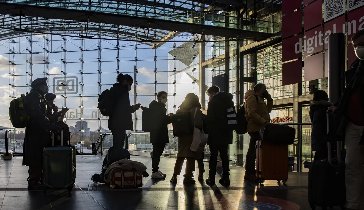 <p>Orang-orang menunggu di depan meja perjalanan kereta api Jerman Deutsche Bahn di Stasiun Pusat di Berlin, Jerman, Kamis (17/2/2022). Deutsche Bahn telah menangguhkan layanan jarak jauh di beberapa wilayah Jerman karena situasi cuaca. (Paul Zinken/dpa via AP)</p>
