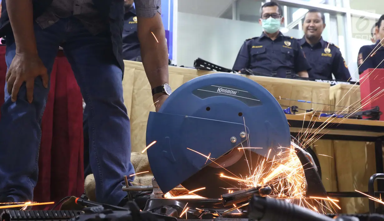 Petugas memotong airsoft gun saat Pemusnahan Barang Milik Negara Eks Kepabeanan dan Cukai, Kantor Bea Cukai Pasar Baru, Jakarta, Jumat (9/8/2019). Total 7972 pcs barang dimusnahkan dari tujuh jenis barang yang melanggar aturan dan disita sejak 2016 hingga awal 2018. (Liputan6.com/Helmi Fithriansyah)