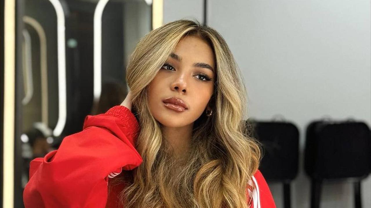 Tampil Dengan Rambut Berwarna Blonde