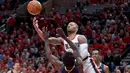 Aksi pemain Blazers, Damian Lillard melakukan tembakan melewati adangan pemain Pelicans, Jrue Holiday pada laga Playoffs game ke-2 NBA basketball di Moda Center, Portland, (17/4/2018). Pelicans menang 111-102. (AP/Craig Mitchelldyer)