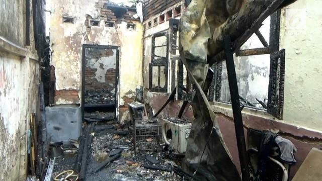 Diduga akibat hubungan arus pendek listrik, lima rumah di jalan Kramat Sentiong, Senen, Jakarta Pusat, hangus terbakar, Sabtu pagi.