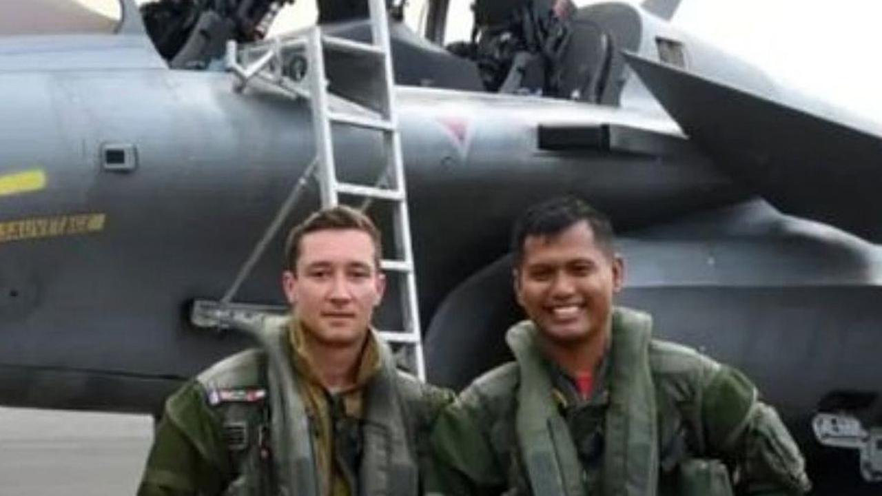 Dengan didampingi seorang pilot AU Prancis, Dedi 'Kingbee' memanfaatkan kesempatan ini untuk mengeksplorasi kemampuan dan kecanggihan pesawat yang rencananya dibeli Indonesia.