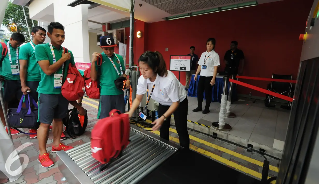 Pihak penyelenggara Sea Games 2015 Singapura menerapkan sistem pengamanan yang sangat ketat dan berlapis. Tampak, sejumlah pemain timnas Indonesia U-23 harus antri di Stadion Jalan Besar, Singapura, Selasa (2/6/2015). (Liputan6.com/Helmi Fithriansyah)
