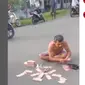 Viral Video Pria di Tapanuli Tengah Pamer Tumpukan Uang Rp100 Ribuan di Tengah Jalan.&nbsp; foto: Instagram @info.negri