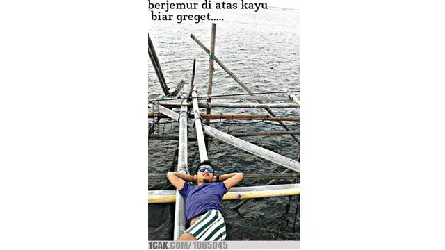 Kelakuan Kocak 5 Orang Berjemur Ini Bikin Tepuk Jidat