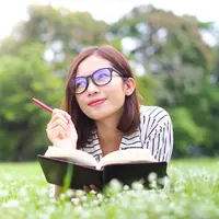 ilustrasi perempuan cerdas santai/Vanatchanan/Shutterstock