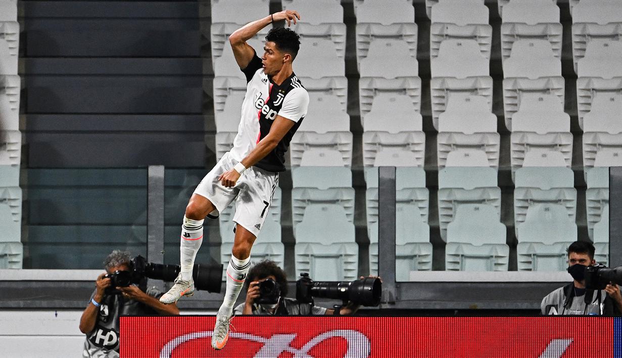 Striker Juventus, Cristiano Ronaldo, melakukan selebrasi usai mencetak gol ke gawang Lazio pada laga Serie A di Stadion Allianz, Turin, Senin (20/7/2020). Juventus menang 2-1 atas Lazio. (AFP/Isabella Bonotto)