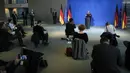 Wartawan melakukan social distancing atau menjaga jarak saat Kanselir Jerman Angela Merkel berbicara dalam konferensi pers di Berlin, Jerman, Senin (16/3/2020). Social distancing adalah cara terbaik untuk mencegah penyebaran virus corona COVID-19. (AP Photo/Markus Schreiber, Pool)