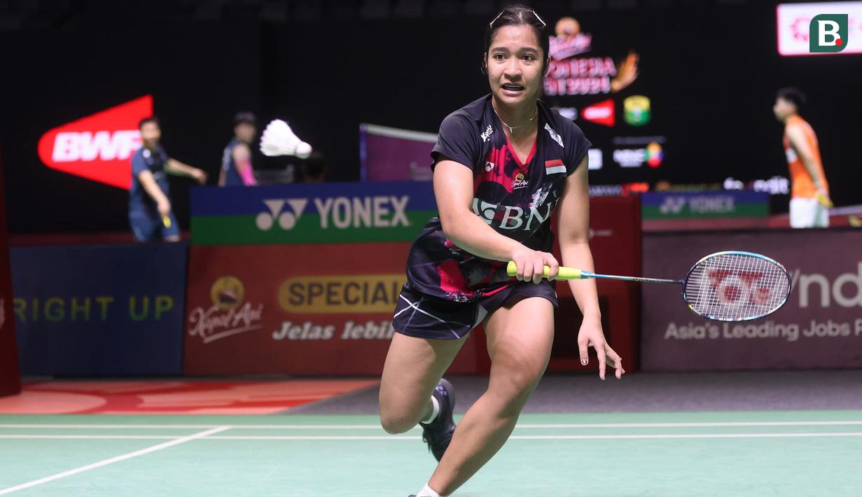 <p>Pebulu tangkis tunggal putri Indonesia, Ester Nurumi Tri Wardoyo berusaha mengembalikan bola saat menghadapi wakil Jepang, Nozomi Okuhara pada laga babak 32 besar Indonesia Open 2024 di Istora Senayan, Jakarta, Selasa (4/6/2024). Ester Nurumi Tri Wardoyo menang dua game langsung 21-17, 21-16. (Bola.com/M Iqbal Ichsan)</p>