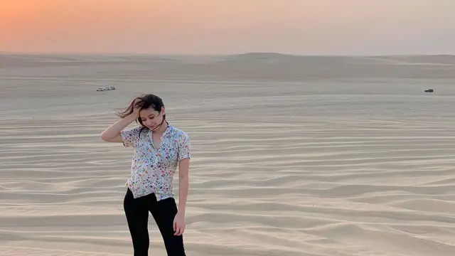 Gaya Kasual Iris Wullur ketika Liburan. (Dok: IG https://www.instagram.com/p/BynnGhnBB5x/?igsh=MWxqbWR5aHNpaDRtNQ==)