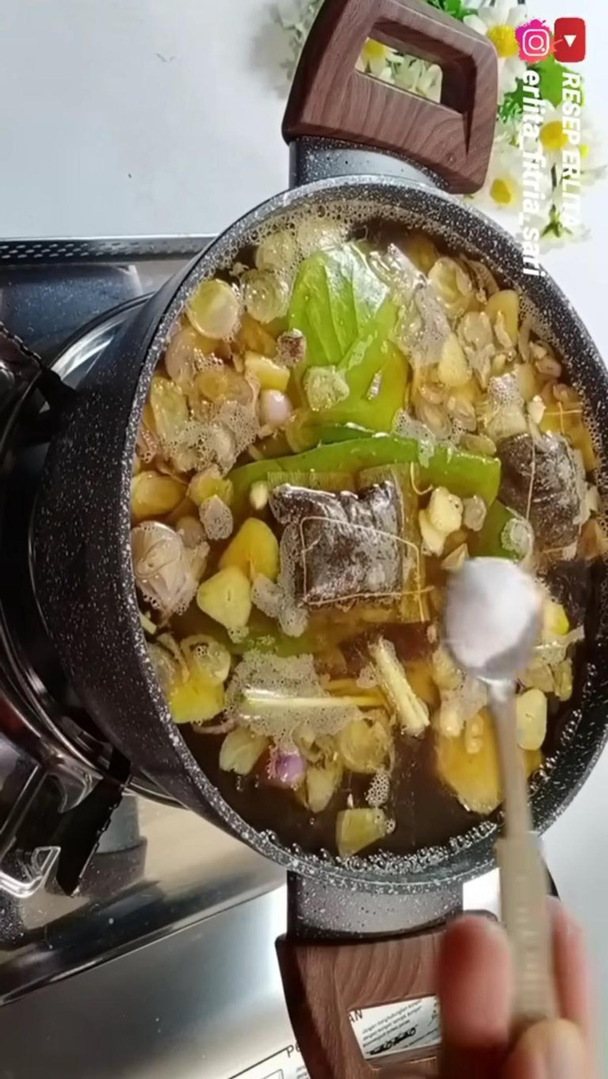 Masukkan Garam dan Kaldu Jamur