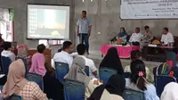 KPU Provinsi Sulawesi Tenggara mendidik 25 perempuan pesisir Konawe di daerah rawan bencana menghadapi pemilu 2024.(Liputan6.com/Ahmad Akbar Fua)