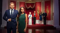 Patung lilin Pangeran Harry dan Meghan Markle dipindahkan dari barisan patung Keluarga Kerajaan Inggris di Madame Tussauds London, Kamis (9/1/2020). Penarikan itu sebagai tanggapan atas pengumuman pasangan itu mundur sebagai anggota senior keluarga kerajaan Inggris. (Victoria Jones/PA via AP)