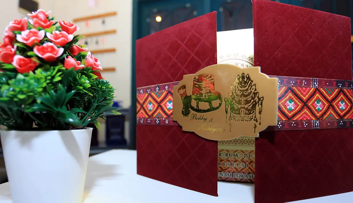 Menyebar sebanyak 2500 undangan, terdapat dua jenis undangan yang akan disebar, yakni pada upacara adat dan Resepsi. Keunikan yang terjadi kali ini perihal desain undangan yang dipilih Kahiyang dan Bobby. (Deki Prayoga/Bintang.com)