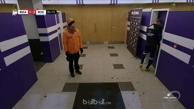 Striker Anderlecht, Lukasz Teodorczyk mengamuk setelah ia dikartu merah oleh wasit. This video is presented by Ballball.