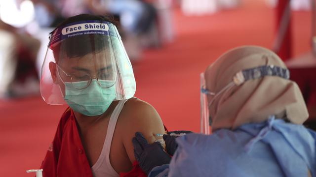 FOTO: Vaksinasi Massal COVID-19 di Stadion Patriot Candrabagha Bekasi