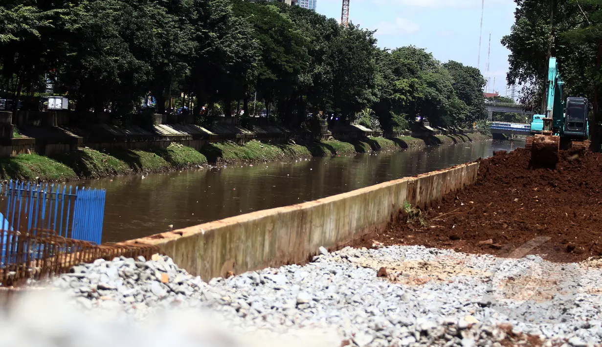 Proyek pembangunan jalan inspeksi di Bantaran Kanal Banjir Barat kawasan Thamrin, Jakarta, Selasa (17/3/2015). Pembangunan jalan yang diproyeksikan untuk jalur alternatif bagi warga ini diperkirakan rampung pertengahan 2015. (Liputan6.com/Faizal Fanani)