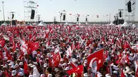 Ratusan ribu orang berkumpul di Istanbul dalam sebuah unjuk rasa yang merupakan akhir dari demonstrasi untuk "keadilan" dalam melawan pemerintah Presiden Turki Recep Tayyip Erdogan (9/7/2017). (AP Photo/Lefteris Pitarakis)