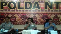 Kapolda NTT Brigjen Pol E Widyo Sunario menggelar konferensi pers tentang kasus penikaman siswa SDN 1 Seba, Sabu Barat, Kabupaten Sabu Raijua. (Liputan6.com/Ola Keda)