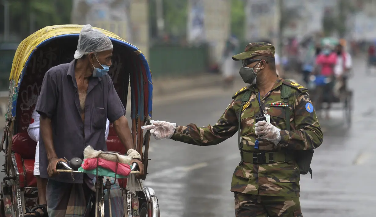 Tentara Bangladesh memeriksa seorang pria yang bepergian dengan becak di sebuah pos pemeriksaan sepanjang jalan Dhaka, Bangladesh, Kamis (1/7/2021). Tentara dan polisi diperintahkan untuk mencegah orang-orang keluar rumah, kecuali untuk keadaan darurat atau membeli kebutuhan pokok. (AFP/Munir Uz zam