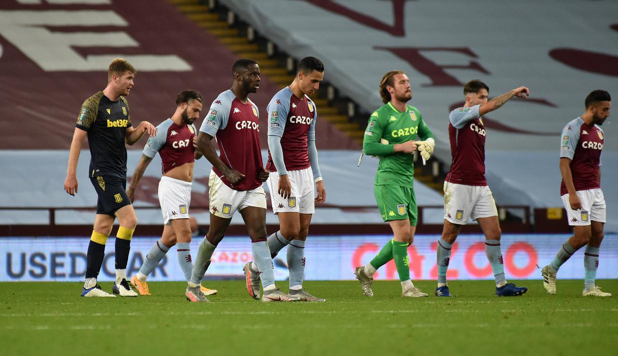 Pemain Aston Villa tampak kecewa usai dikalahkan Stoke City pada laga Piala Liga Inggris di Stoke City, Jumat (2/10/2020) dini hari WIB. Aston Villa kalah 0-1 atas Stoke City. (AFP/Rui Vieira/pool)