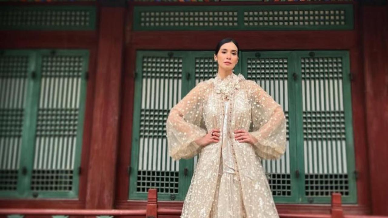 6 Potret Cantik Marsha Timothy Tampil Bak Putri Bangsawan dengan Set Lace di Korsel, Anggun Menawan