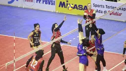 Pemain Jakarta Popsivo Polwan, Arsela Nuari Purnama (kiri) berusaha menyeberangkan bola yang coba diblok dua pemain Jakarta Livin' Mandiri, Liu Yan Han (tengah) dan Putri Lestari pada laga seri ketiga putaran pertama PLN Mobile Proliga 2024 di GOR PSCC, Palembang, Sumatera Selatan, Sabtu (11/5/2024). Jakarta Popsivo Polwan menang 3-0 (25-19, 25-21, 25-21). (Dok. PBVSI)