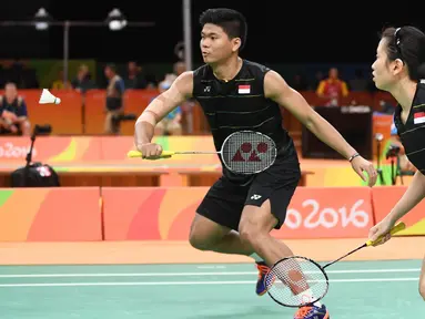 Ganda campuran Indonesia, Praveen Jordan/Debby Susanto saat melawan Ganda campuran Hongkong Lee Chun Hei Reginald/Chau Hoi Wah di Olimpiade Rio de Janeiro 2016, Brasil, Kamis (11/8). (AFP PHOTO/Goh Chai Hin)